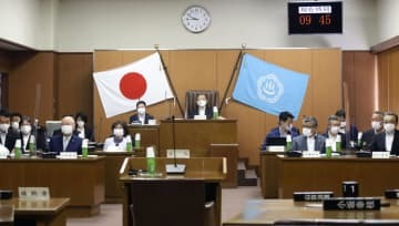 熱海市議会の百条委員会に臨む委員ら＝12日午前、静岡県熱海市