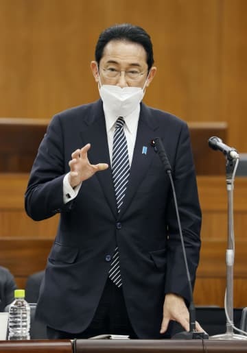 参院厚労委で答弁する岸田首相＝12日午後