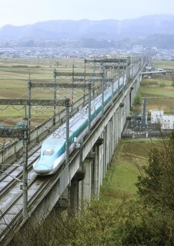 約1カ月ぶりに全線で運転を再開し、3月の地震で車両が脱線した現場付近を走る東北新幹線＝4月14日、宮城県白石市