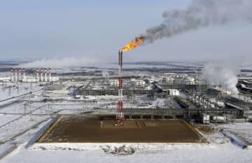 ロシア・クラスノヤルスク北にある油田＝2015年3月（ロイター＝共同）