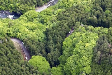 警察などの捜索が続く山梨県道志村の山中＝12日（共同通信社ヘリから）