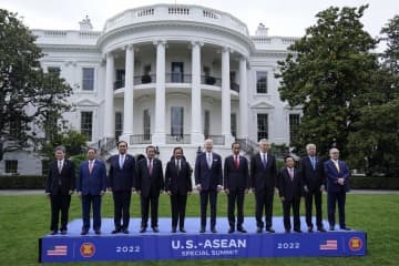 ホワイトハウスで記念撮影するバイデン米大統領（中央）とASEAN各国首脳＝12日、ワシントン（AP＝共同）