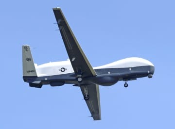 米海軍の無人偵察機トライトン＝2021年5月、青森県の三沢基地周辺