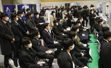 3月1日、合同会社説明会に集まった就職活動の学生ら＝大阪市