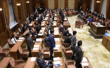 「こども家庭庁」設置関連法案を可決した衆院内閣委＝13日午前