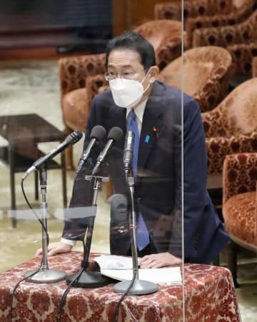 衆院内閣委で答弁する岸田首相＝13日午前