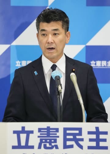 記者会見する立憲民主党の泉代表＝13日午後、国会