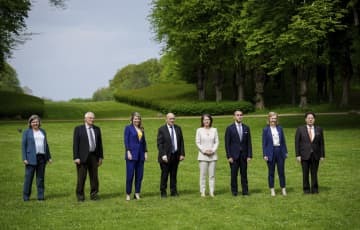 13日、ドイツ・バイセンハウスで、G7外相会合の記念写真に納まる各国外相ら。右端は林外相（AP＝共同）