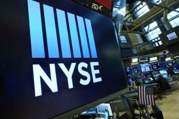 ニューヨーク証券取引所のロゴ＝3月（AP＝共同）