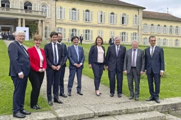 G7農相会合に出席した武部新・農水副大臣（中央）ら各国代表＝13日、ドイツ・シュツットガルト（共同）