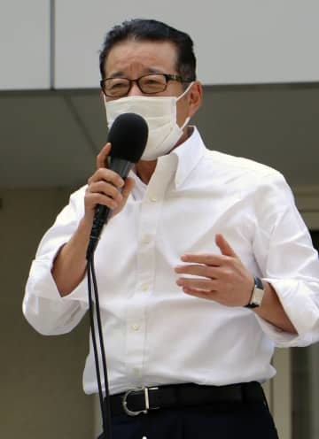街頭演説する日本維新の会の松井一郎代表＝14日午後、高松市