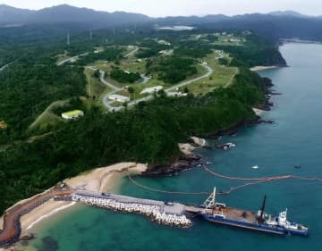 辺野古弾薬庫（上）＝2017年、沖縄県名護市辺野古（小型無人機から）