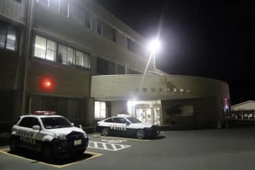 山梨県警大月署＝14日夜