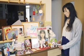 昨年9月、小倉美咲さんの写真などを見つめる母とも子さん＝千葉県成田市の自宅