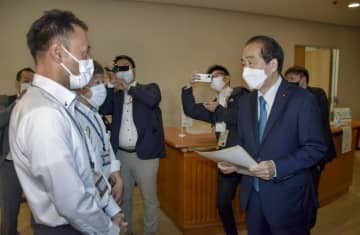 日本維新の会代表の松井一郎市長宛ての質問状を持参し、大阪市役所を訪れた立憲民主党の菅直人元首相＝16日午前