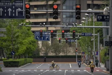 ほとんどの人が自宅勤務となった北京のビジネス街で、朝のラッシュ時間もがらがらの道路＝12日（AP＝共同）