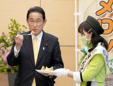 茨城県鉾田市特産のメロンを贈られ、試食する岸田首相＝16日午後、首相官邸