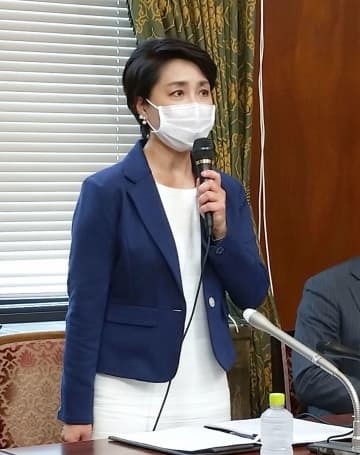 記者会見する日本維新の会の岬麻紀衆院議員＝16日午後、国会