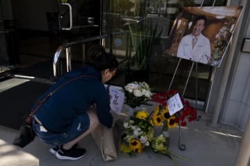 16日、米西部カリフォルニア州で銃撃事件の犠牲者を悼む台湾からの移民（AP＝共同）