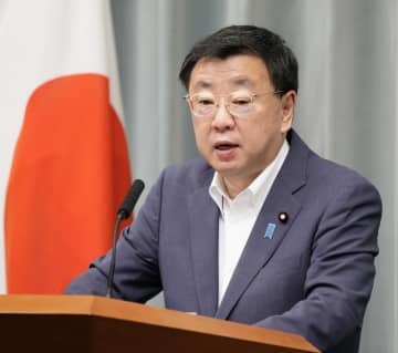 記者会見する松野官房長官＝17日午前、首相官邸