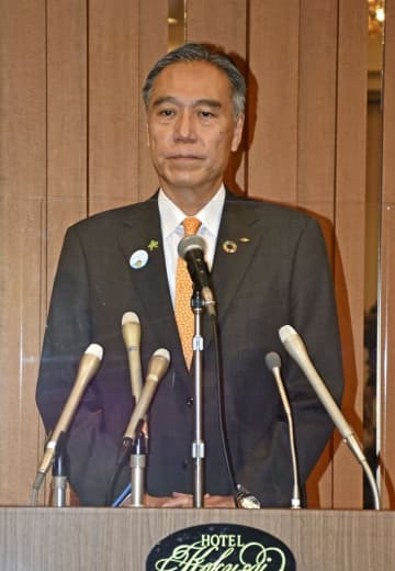 記者会見で、知事選に4選を目指し立候補することを表明した長野県の阿部守一知事＝17日午後、長野市
