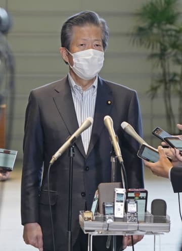 岸田首相との会談を終え、記者団の取材に応じる公明党の山口代表＝17日午後、首相官邸
