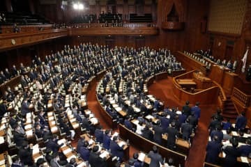 「こども家庭庁」設置関連法案を賛成多数で可決した衆院本会議＝17日午後