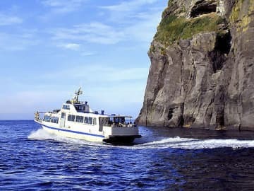 北海道・知床岬周遊コースを航行する観光船「KAZU　☆（ローマ数字1）」＝2009年ごろ（関係者提供）