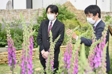 薬用植物園を視察される秋篠宮さま＝17日午後、岐阜県各務原市の「内藤記念くすり博物館」（代表撮影）