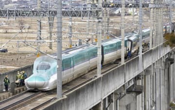 3月の地震で被害を受けた東北新幹線の脱線現場で行われた復旧作業＝3月19日、宮城県白石市
