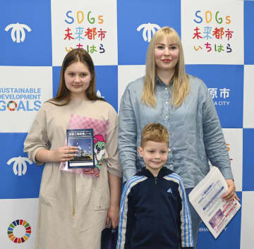 千葉県市原市役所で取材に応じるサドブニク・オレナさん（右）、長女バシレチューク・マリーアさん（左）、長男オレクサンドラ君＝17日午後