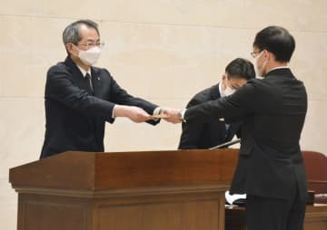 新任判事補に辞令を手渡す最高裁の大谷直人長官＝17日午後、最高裁