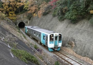 JR四国の高徳線を走る車両＝2020年、高松市