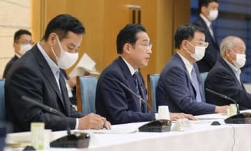 全世代型社会保障構築本部の会合であいさつする岸田首相（左から2人目）＝17日午後、首相官邸