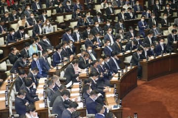 出席議員数の抑制を解除し開かれた衆院本会議＝17日午後