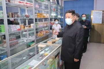 15日、薬局を視察する北朝鮮の金正恩朝鮮労働党総書記＝平壌（朝鮮通信＝共同）