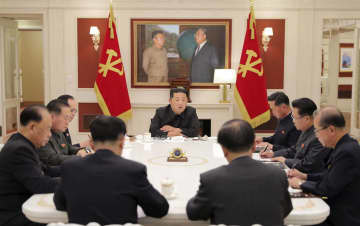 朝鮮労働党の政治局常務委員会に臨む北朝鮮の金正恩党総書記（中央）＝17日、平壌（朝鮮中央通信＝共同）