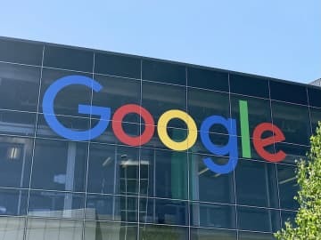 米グーグル本社に掲げられたロゴ＝カリフォルニア州マウンテンビュー（共同）