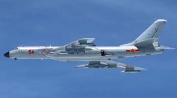 東シナ海と太平洋を往復飛行した中国軍のH6爆撃機＝18日（防衛省統合幕僚監部提供）