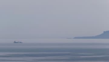 北海道・知床半島沖で沈没した観光船を「飽和潜水」で捜索するため、事故現場に到着した作業船「海進」＝19日午前