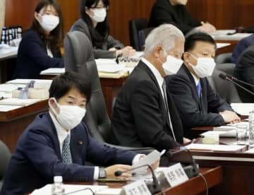 衆院憲法審査会に出席した自民党の新藤義孝氏（前列右）と立憲民主党の奥野総一郎氏（手前）＝19日午前
