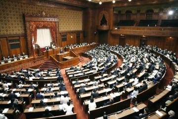 参院本会議＝20日午前