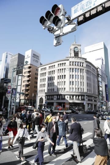 東京・銀座を行き交う人たち