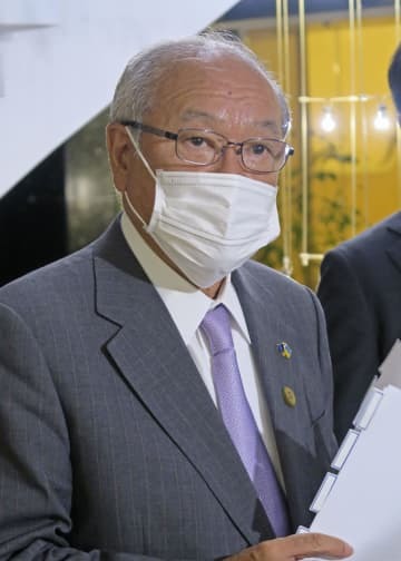 G7財務相・中央銀行総裁会議の初日の討議を終え、記者会見する鈴木財務相＝19日、ドイツ・ボン（共同）