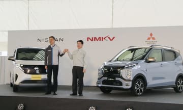 日産自動車と三菱自動車が共同開発した軽の電気自動車の日産モデル「サクラ」（左）と三菱自の「eKクロスEV」＝20日午後、岡山県倉敷市