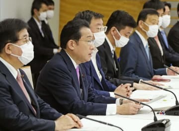 犯罪対策閣僚会議であいさつする岸田首相（左から2人目）＝20日午前、首相官邸