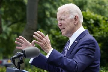 演説するバイデン米大統領＝17日、ワシントン（AP＝共同）