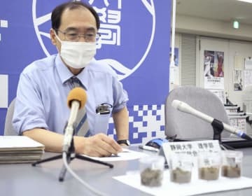 記者会見で崩落した土砂の成分について説明する静岡大の北村晃寿教授＝20日午後、静岡市