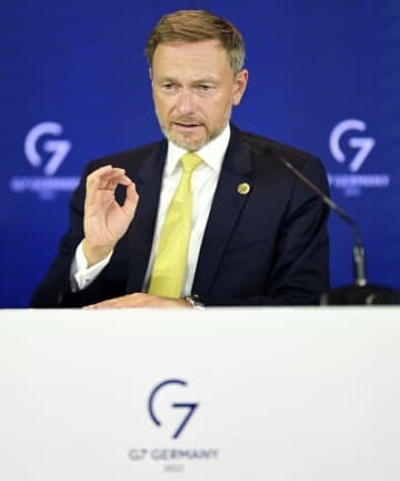 20日、G7財務相・中央銀行総裁会議を終え、記者会見するドイツのリントナー財務相＝ドイツ西部ボン近郊（ロイター＝共同）
