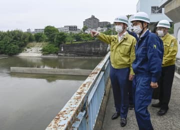 大規模な漏水が起きた「明治用水頭首工」を視察する宮崎雅夫農水政務官（左）＝21日午前、愛知県豊田市